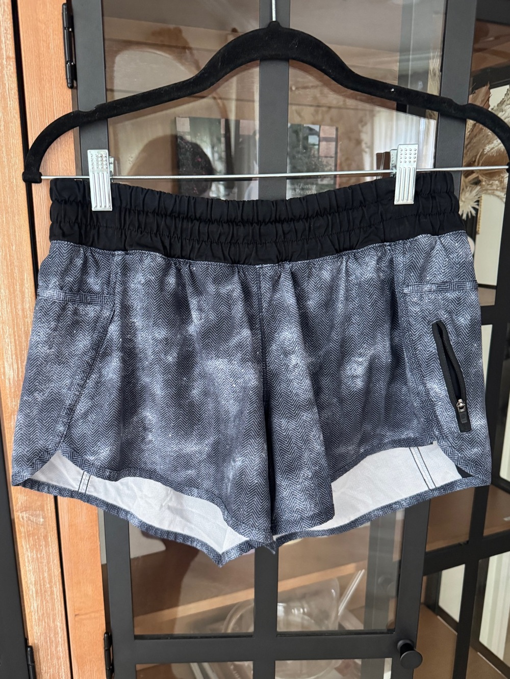 Lululemon Tracker Shorts IV Mini Diffusion White Black running printed mid rise